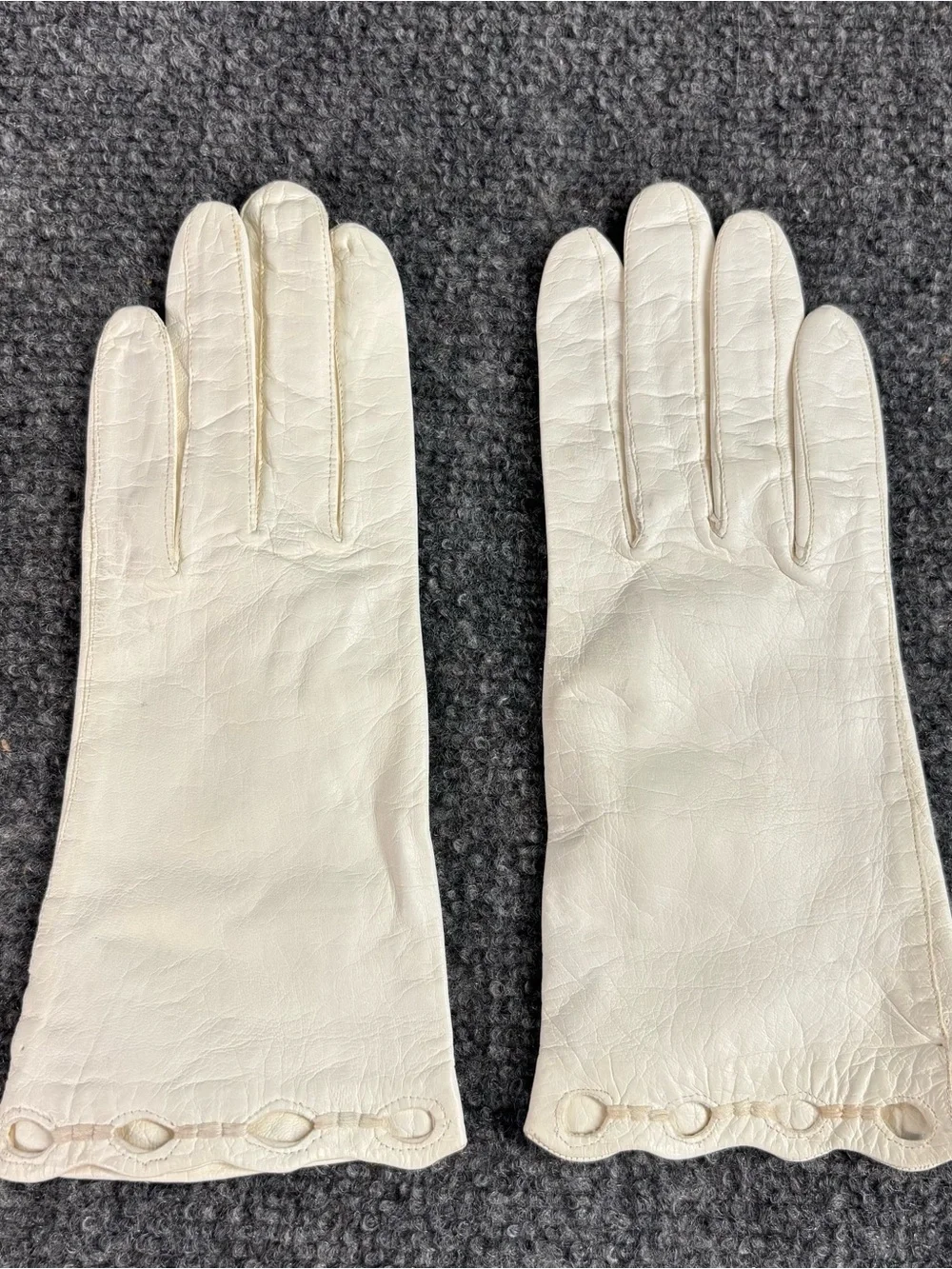 White Leather Gloves with Scalloped Cuff